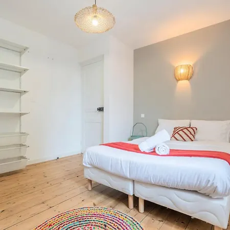 4 Bedroom House With Garden بيت ضيافة *