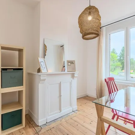 4 Bedroom House With Garden بيت ضيافة